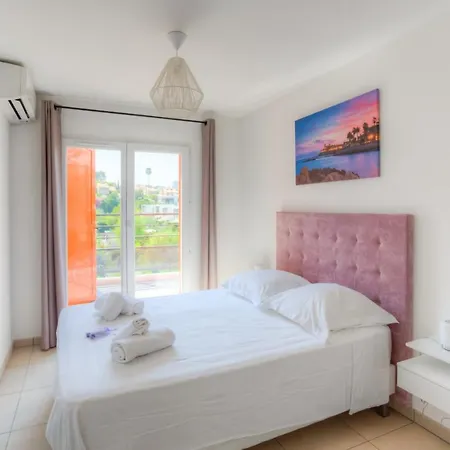 La Signature Prive Climatise Apartment